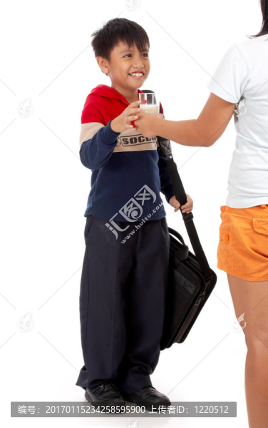 小男孩拿著