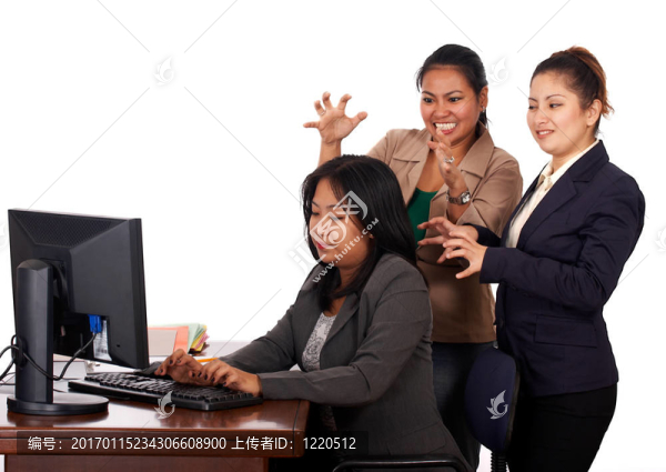 年輕女子忙著工作