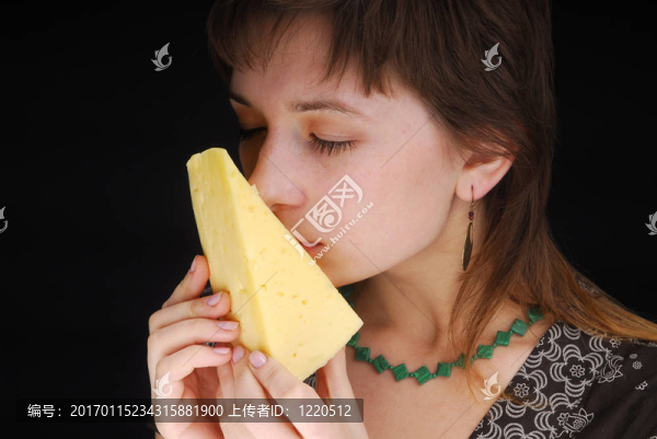 美麗的女人聞了一塊奶酪