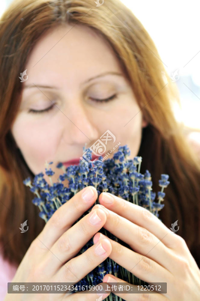 女人聞薰衣草