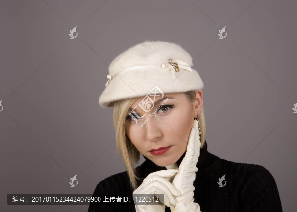 戴著手的毛皮帽子的金發(fā)女郎