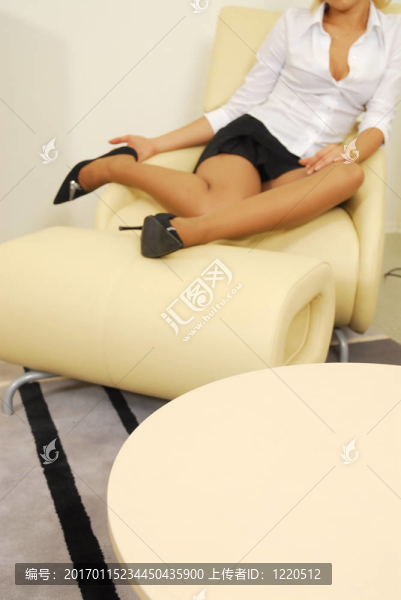 現(xiàn)代室內(nèi)與女人的腿在桌子上