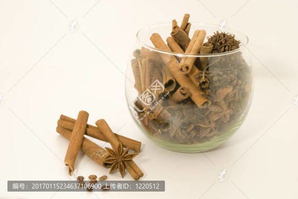 一杯肉桂的玻璃碗