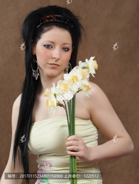 帶花的年輕女人