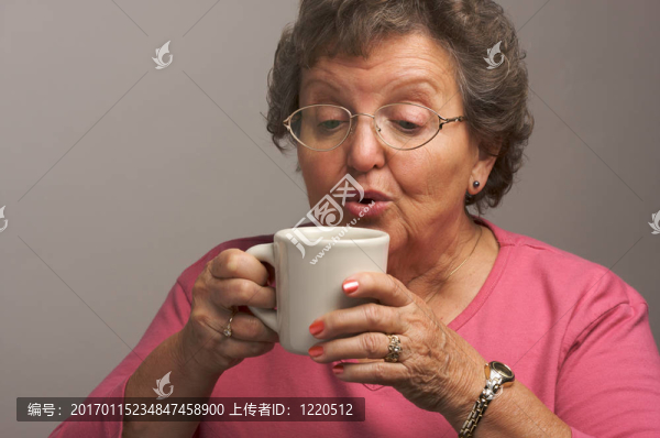 高級女人喜歡她的咖啡