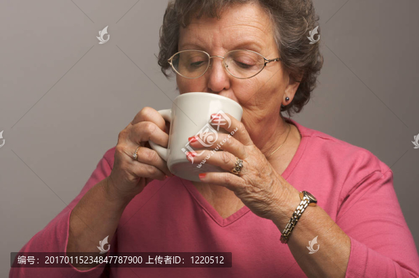 高級(jí)女人喜歡她的咖啡