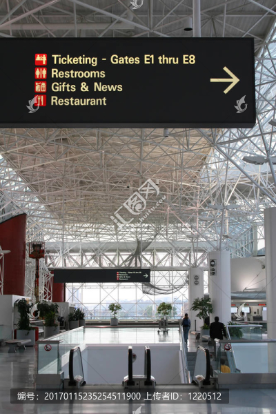 空蕩蕩的機(jī)場
