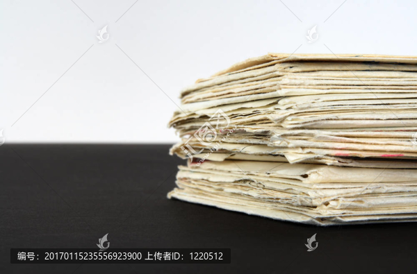 黑色和白色背景上的舊字母