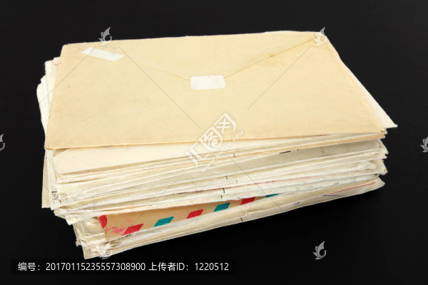 黑色背景上的舊字母