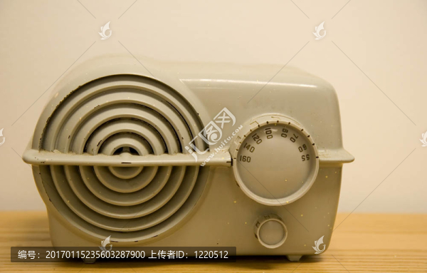 舊塑料收音機(jī)