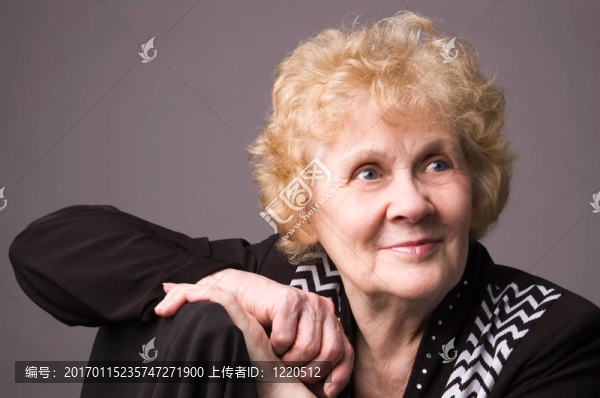 老年婦女。