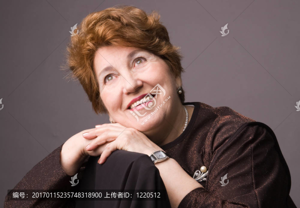 老年婦女。