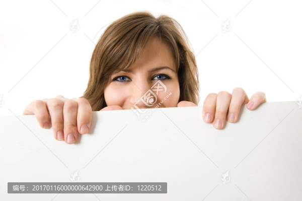 特寫。美麗的女人拿著一個廣告牌。