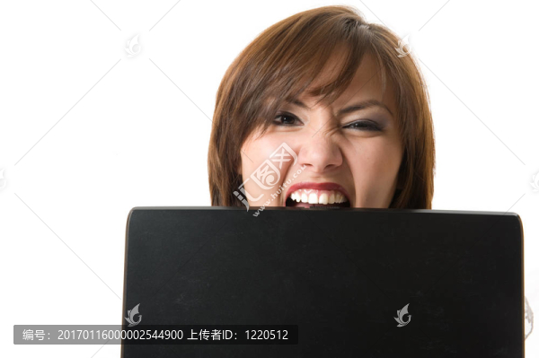 特寫女商人咬筆記本。