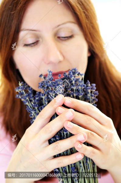 女人聞薰衣草
