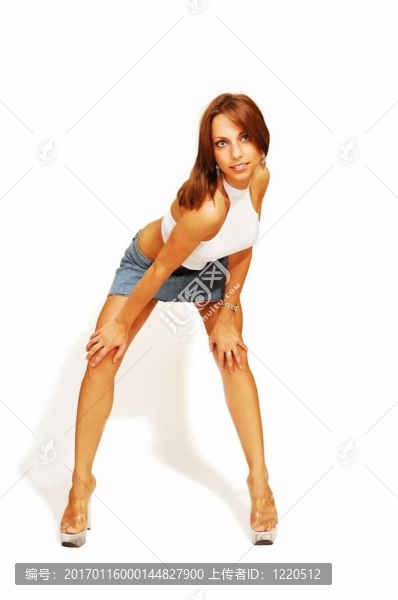 穿著牛仔褲的站著的女人