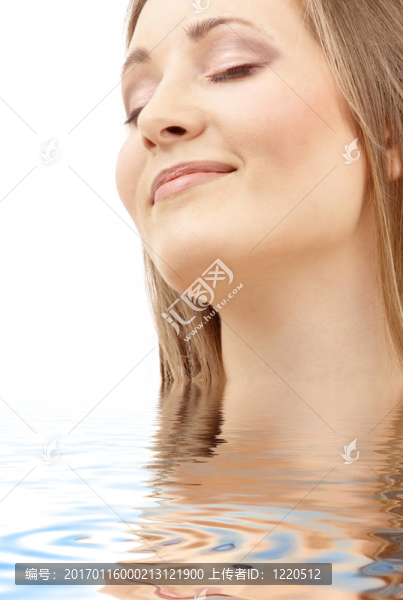 水中微笑的女人的照片
