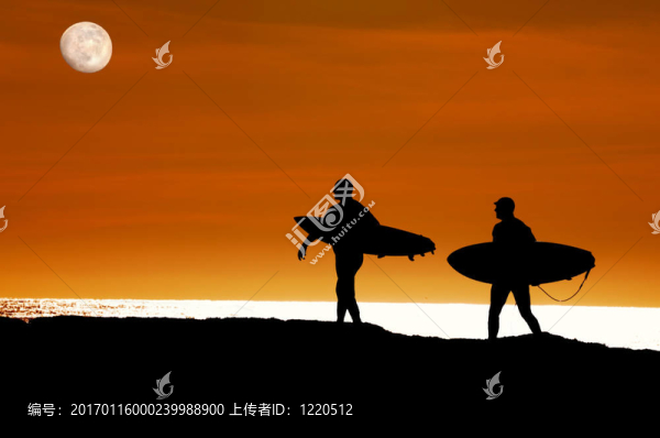 沖浪者走到大海日落騎
