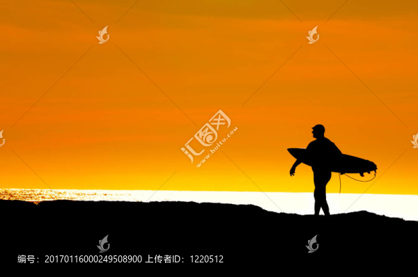 沖浪者前往海上日落騎