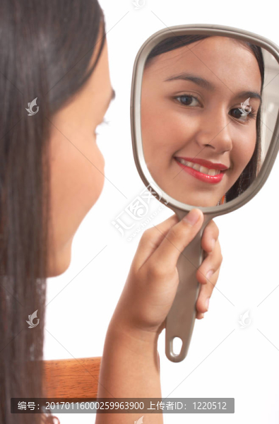 女孩拿著鏡子