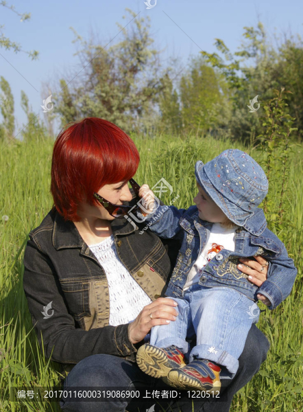 女孩和她的媽媽-匯圖網(wǎng) www.fosd68.com 女孩和她的媽媽