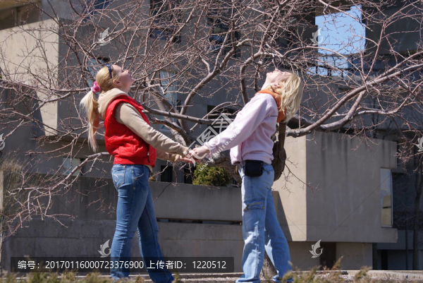 沉思的女孩