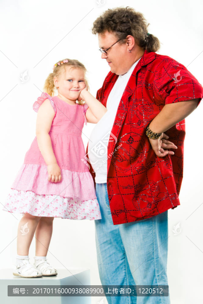 和她爸爸的女孩