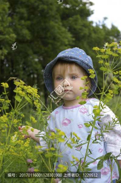 可愛(ài)的小女孩和植物