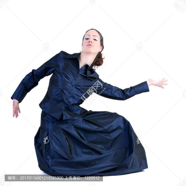 長著卷發(fā)的婦女穿著節(jié)日盛裝