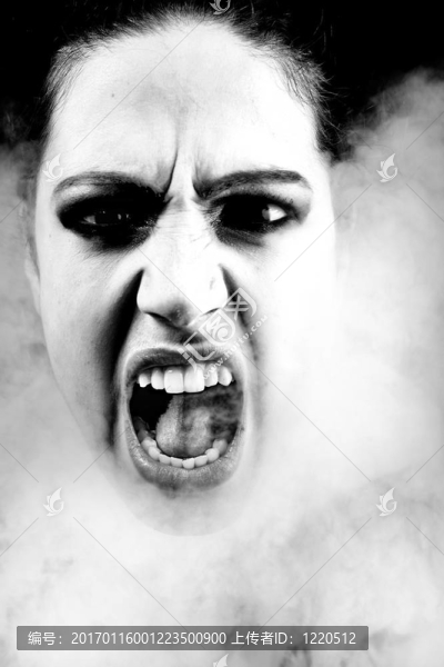 長著卷發(fā)的女人尖叫
