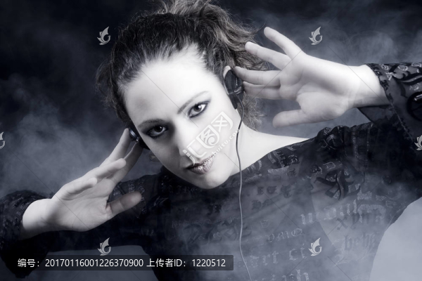 長(zhǎng)卷發(fā)的女人