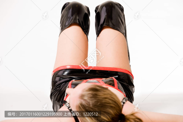 美麗的金發(fā)在拉克服裝平躺