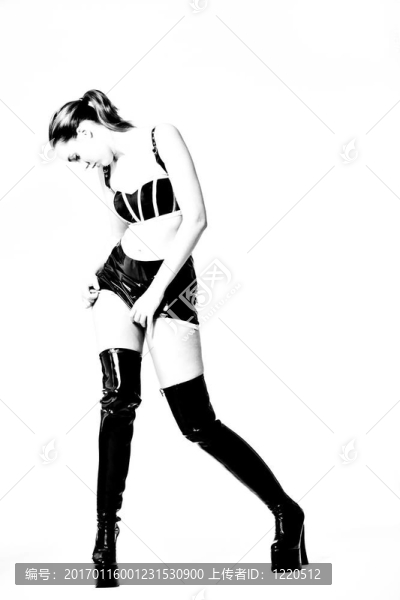 美麗的金發(fā)在拉克服裝在黑色和白色