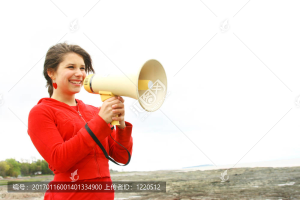 青少年和擴音器