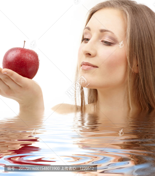 紅蘋果的女人在水里