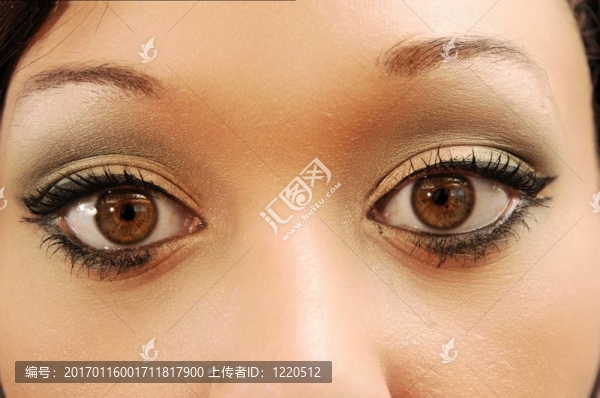 一個美麗的眼睛的W