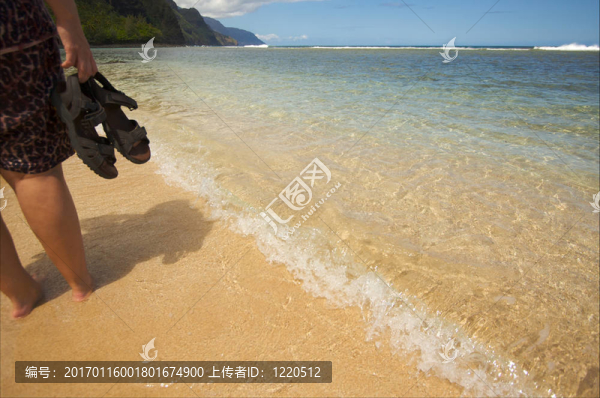 走在Beach上的女人