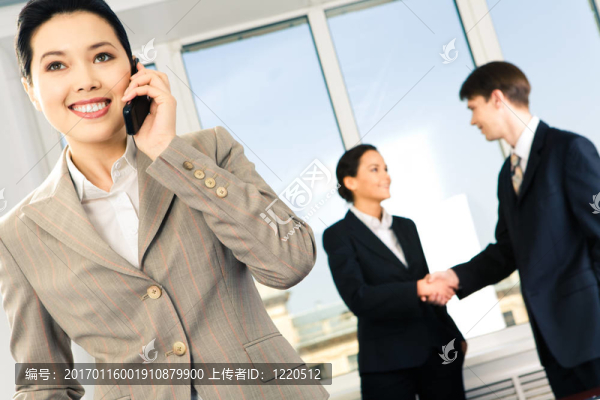 打電話的女人
