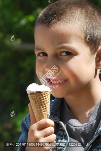 冰淇淋的男孩