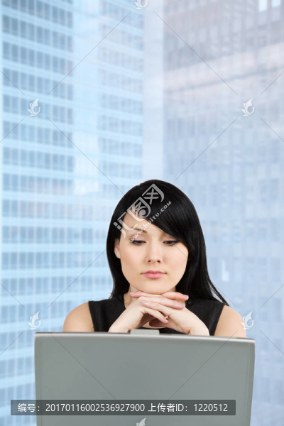 工作的女商人