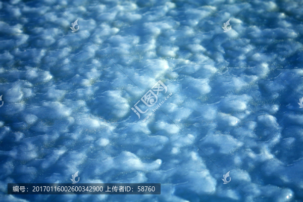 河面棉絮狀的冰面紋理
