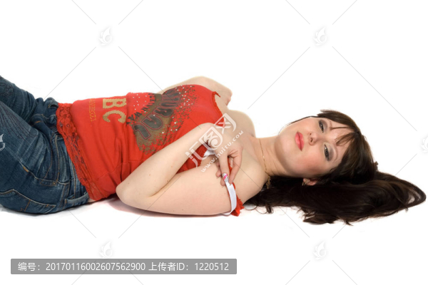 年輕的女人躺在一個(gè)背上。分離。