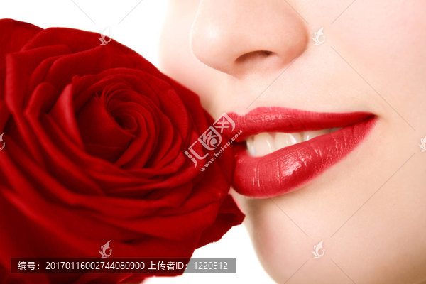 接近美麗的女孩與紅玫瑰