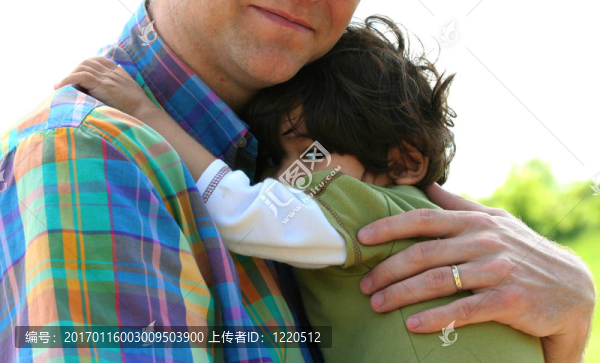 父親抱著兒子在戶外