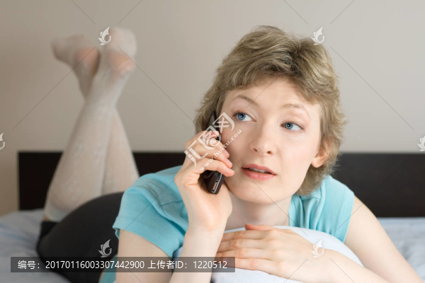 帶手機的年輕女人