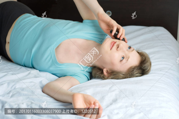 帶手機(jī)的年輕女人
