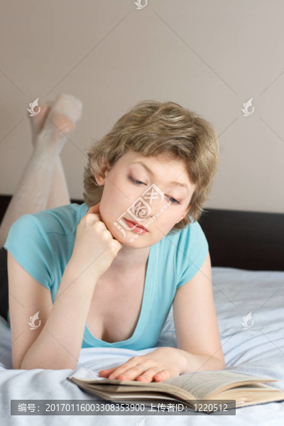 年輕的女人讀一本書
