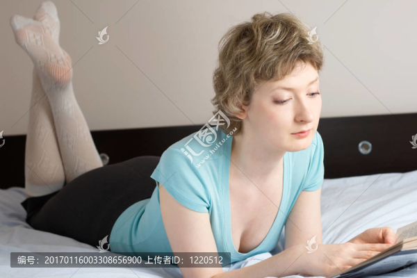 年輕的女人讀一本書