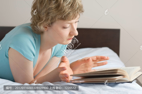 年輕的女人讀一本書(shū)