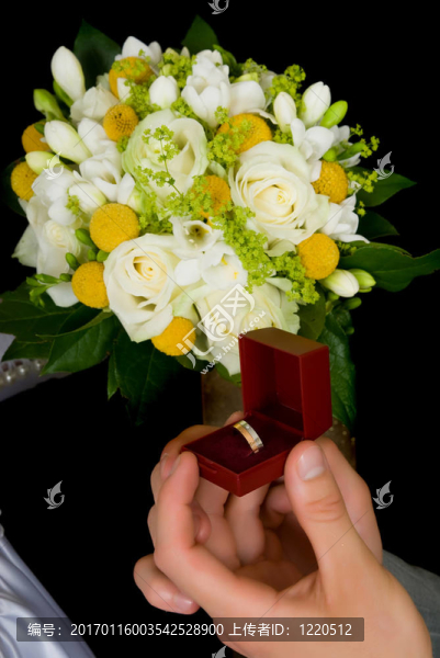 戒指；求婚；花束